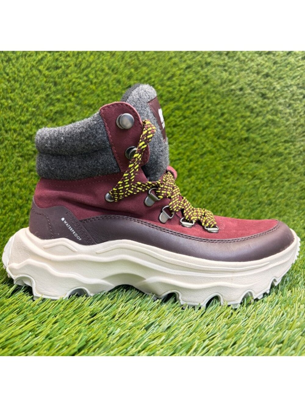 Sorel Kinetic Breakthru Conquest Womens Size 7 Maroon Waterproof Hiking Boots